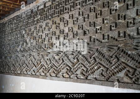 Steinfriese in einem Raum im Palast, Gebäude 7, in den Ruinen der Zapotec-Stadt Mitla in Oaxaca, Mexiko. Ein UNESCO-Weltkulturerbe Stockfoto