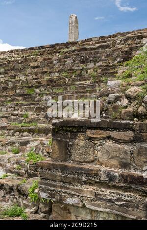 Auf der Plattform über einer Steintreppe auf der Rückseite des Ballplatzes in den präkolumbianischen Zapoteken-Ruinen des Monte Alban in O befindet sich eine geschnitzte Steinstele Stockfoto