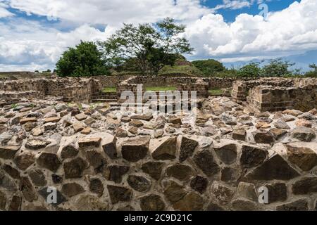 Innenwände des Gebäudes S oder des Palastes in den präkolumbianischen Zapotec Ruinen von Monte Alban in Oaxaca, Mexiko. Ein UNESCO-Weltkulturerbe. Stockfoto