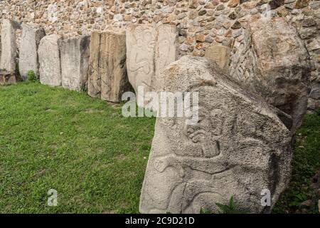 Die Danzantes sind in Stein gemeißelte Figuren, die zeigen, was als verstümmelte Gefangene in den präkolumbianischen Zapoteken-Ruinen von Monte Alban in Oaxac gedacht wird Stockfoto