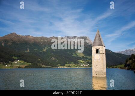 Campanile di Graun im Vinschgau vecchia oder Versunkenen Turm von reschensee Kirche tief in Resias See am Morgen in Trentino-südtirol Tal im Süden Tyr oder Alto Stockfoto