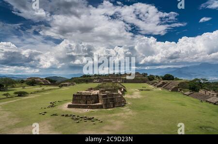 Der Blick auf das Observatorium und den Hauptplatz von oben auf der Südplattform auf den präkolumbianischen Zapotec Ruinen von Monte Alban in Oaxaca, Mexiko. EIN UN Stockfoto