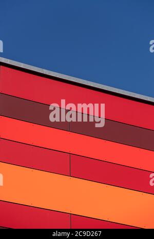 Abstraktes Detail einer farbenfrohen Gebäudefassade Stockfoto