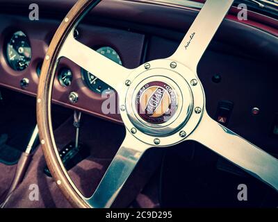 Lenkrad Instrumententafel und Armaturenbrett eines Jaguar XK140 in einer überarbeiteten Farbbalance, aufgenommen auf der Wrotham Car Show am 11th. Juni 2016 Stockfoto