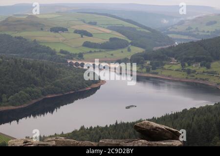 DIE LADY BOWER STAUSEE STRASSENBRÜCKE IM OBEREN DERWENT TAL, PEAK BEZIRK, DERBYSHIRE, ENGLAND. Stockfoto