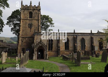 ST EDMUNDS CHURCH, CASTLETON IST EINE DENKMALGESCHÜTZTE PFARRKIRCHE DER 2. KLASSE IN DER CHURH OF ENGLAND IN CASTLETON, PEAK DISTRICT, DERBYSHIRE, ENGLAND. Stockfoto