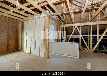 Holzbalken mit isoliert das Dachgeschoss mit Mineralwolle und Leitung Heizung Stockfoto