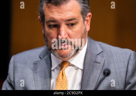 US-Senator Ted Cruz (Republikaner von Texas) befragt US-Außenminister Michael Pompeo während einer Anhörung des Senats für Auswärtige Beziehungen zum Haushalt des Außenministeriums 2021 im Dirksen Senate Office Building in Washington, DC, USA, 30. Juli 2020.Quelle: Jim LoScalzo / Pool via CNP (Nutzung weltweit) Stockfoto