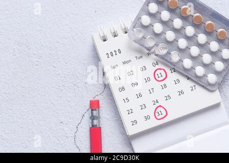 Geburtenkontrolle Pillen, Kalender und Notizblock auf dem Tisch Stockfoto