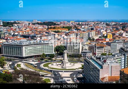 0806 Luftaufnahme des Marquis von Pombal Platz und Statue und der Innenstadt - Lissabon, Portugal Stockfoto