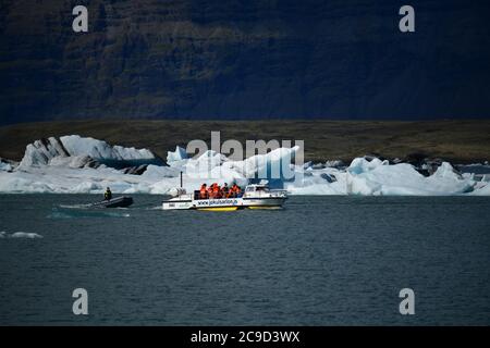 Touristen auf einem Amphibienboot auf dem Jökulsárlón-Gletschersee. Südisland Stockfoto