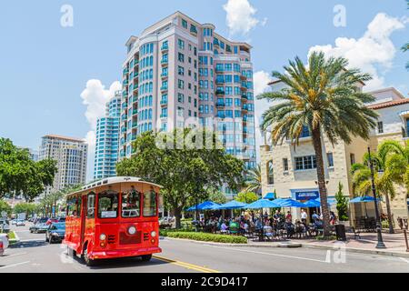 Florida St. Sankt Petersburg, Beach Drive City Skyline Trolley, Parkshore Grill Restaurant al fresco Esstische Sonnenschirme Stockfoto