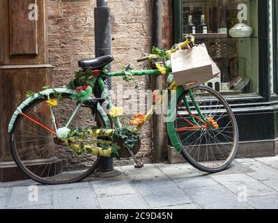 Ravenna, Italien. Juli 28, 2020. Ein Fahrrad mit Blumen geschmückt Stockfoto