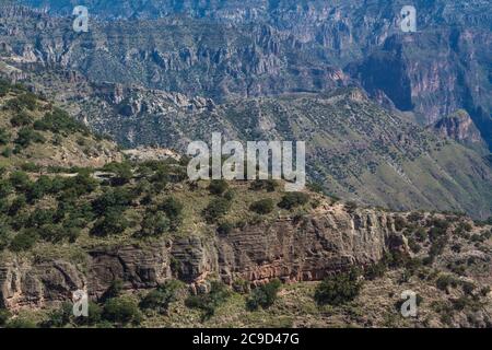 Divisadero, Copper Canyon, Chihuahua, Mexiko. Landschaftlich reizvoller Blick von der Gondel. Stockfoto