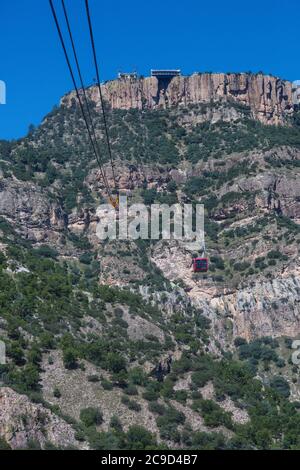 Docking Station von der Aerial Gondola in Divisadero, Copper Canyon, Chihuahua, Mexiko. Aerial Gondola auch en Route. Stockfoto