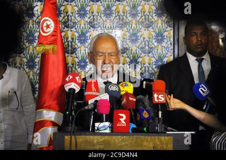 Tunis, Tunesien. Juli 2020. Pressekonferenz des Präsidenten der Ennahdha-Bewegung Rached Ghannouchi die Versammlung der Volksvertreter (ARP) hält am Donnerstag, den 30. Juli 2020, von neun Uhr morgens eine Plenarsitzung ab, die der Abstimmung gewidmet ist, um dem Präsidenten des Parlaments das Vertrauen zu entziehen. Rached Ghannouchi.das ARP-Büro beschloss, die Sitzung abzuhalten, nachdem die Parlamentsblöcke Unterschriften für den Vertrauensverlust lieferten, nämlich der Demokratische Block, der Reformblock, der Tahya Tounes Block und eine Reihe von Unabhängigen auf Antrag. Kredit: ZUMA Press, Inc./Alamy Live Nachrichten Stockfoto