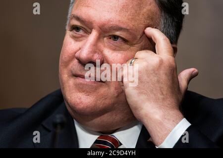 US-Außenminister Mike Pompeo Außenminister Michael Pompeo bezeugt vor einer Anhörung des Senats für Außenbeziehungen zum Haushalt des Außenministeriums 2021 im Dirksen Senate Office Building in Washington, DC USA, 30. Juli 2020.Quelle: Jim LoScalzo/Pool via CNP /MediaPunch Stockfoto