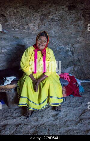 Traditioneller Tarahumara indischer Schamane in ihrem Cave House, Copper Canyon, Chihuahua, Mexiko. Stockfoto