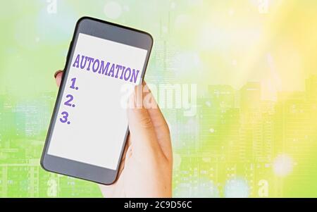 Notiz zur Automatisierung schreiben. Geschäftskonzept für den automatisch gesteuerten Betrieb eines Apparates, Prozess moderne Gadgets weißen Bildschirm unter CO Stockfoto