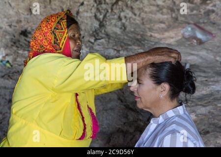 Traditioneller indischer Schamane aus Tarahumara, Behandlung eines Patienten, Copper Canyon, Chihuahua, Mexiko. Stockfoto