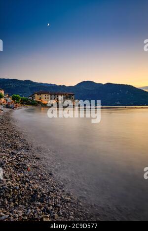 Eine der schönsten Buchten und Strände am Comer See. Lierna, Provinz Lecco, Comer See, Lombardei, Italien, Europa. Stockfoto