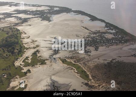 Mangroven Sümpfe und kleine Barriere Bars in der Maputo Bay, Mosambik, bei Ebbe, wie aus einem Flugzeug gesehen Stockfoto