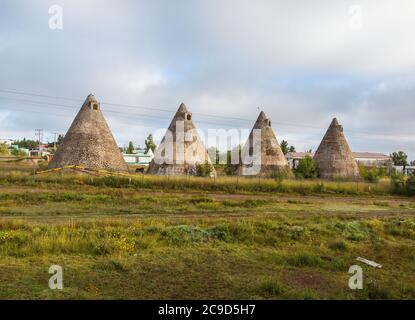 El Chepe Zugansichten, Getreidespeicher-Behälter, Chihuahua Staat, Mexiko. Stockfoto