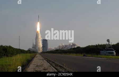 30. Juli 2020 - Cape Canaveral, Florida, USA - eine ATLAS V-Rakete mit der Ausdauer der NASA Mars-Rover startet am 30. Juli 2020 von Pad 41 auf der Cape Canaveral Air Force Station in Cape Canaveral, Florida. Die Mars 2020 Mission plant, den Perseverance Rover im Februar 2021 auf dem Roten Planeten zu landen, wo sie Zeichen des alten Lebens suchen und Gestein- und Bodenproben sammeln wird, um zur Erde zurückzukehren. (Paul Hennessy/Alamy Live News) Stockfoto