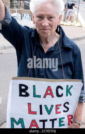 Stolze 88-jährige Frau mit einem Plakat "Black Live Matters" protestiert auf der Lake Street Bridge. St. Paul Minnesota, USA Stockfoto