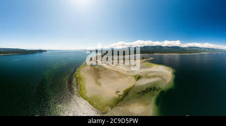 Luftpanoramic Blick auf den Strand während eines sonnigen Sommertages. Stockfoto