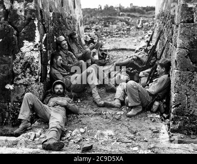 Die blutige und lange Schlacht von OKINAWA in Japan im Jahr 1945. Die Schlacht war eine der blutigsten im PazifikDie blutige und lange Schlacht von OKINAWA in Japan im Jahr 1945. Die Schlacht war eine der blutigsten im Pazifik Stockfoto