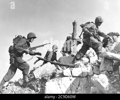 Die blutige und lange Schlacht von OKINAWA in Japan im Jahr 1945. Die Schlacht war eine der blutigsten im PazifikDie blutige und lange Schlacht von OKINAWA in Japan im Jahr 1945. Die Schlacht war eine der blutigsten im Pazifik Stockfoto