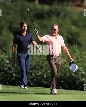 Der Spanier Miguel Angel Jimenez (rechts) begrüßt seine Mitspieler am 18., nachdem er am ersten Tag des Hero Open im Forest of Arden Marriott Hotel and Country Club, Birmingham, einen neuen Europa-Tour-Rekord von 707 Auftritten aufgestellt hatte. Stockfoto