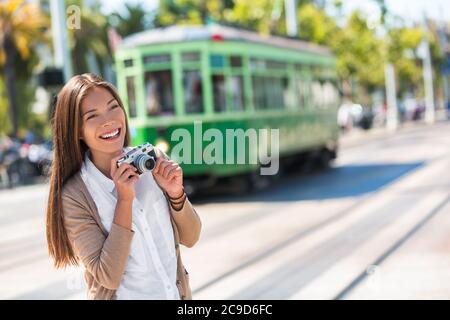 Asiatische Frau Tourist - Stadt Street Lifestyle, berühmte Straßenbahn Cable Car-System in San Francisco Stadt, Kalifornien während der Sommerferien. Reisespaß Stockfoto