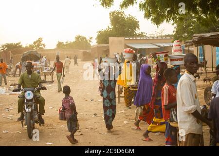 Dorfszene in der Region Tahoua, Niger. Alliance 12/12 Projekt - Niger, Westafrika. September 18, 2018. Foto von Jake Lyell für Lutheran World Relief. Stockfoto