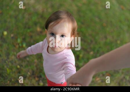 Liebenswert glücklich Baby Mädchen Spaß im Park Gras, spielen im Sommer Park. Stockfoto