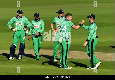 Irlands Craig Young (2. Rechts) feiert mit Teamkollegen, nachdem er das Wicket von Englands Jason Roy während des ersten One Day International der Royal London Series im Ageas Bowl, Southampton, genommen hat. Stockfoto