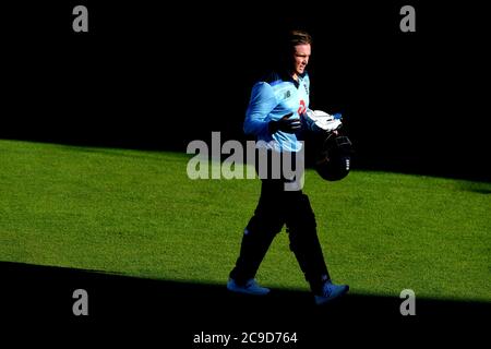 Der Engländer Jason Roy geht vom Spielfeld, nachdem er beim ersten One Day International der Royal London Series im Ageas Bowl in Southampton LBW von Irlands Craig Young gefangen wurde. Stockfoto