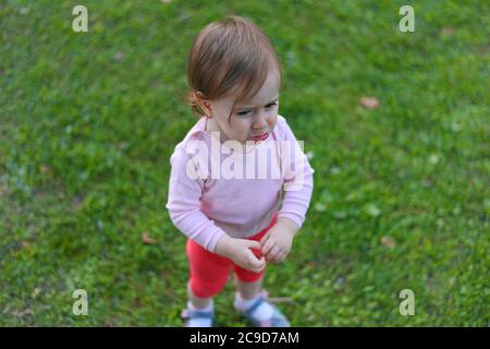 Liebenswert glücklich Baby Mädchen Spaß im Park Gras, spielen im Sommer Park. Stockfoto