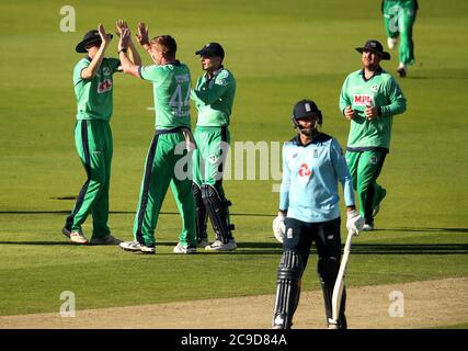 Irlands Craig Young (zweiter links) feiert mit Teamkollegen, nachdem er das Wicket von Englands James Vince während des ersten One Day International der Royal London Series im Ageas Bowl in Southampton genommen hat. Stockfoto