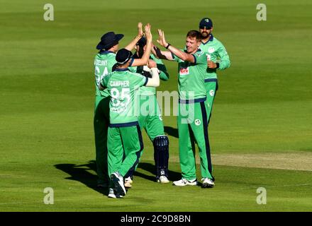 Irlands Craig Young (2. Rechts) feiert mit Teamkollegen, nachdem er das Wicket von Englands James Vince während des ersten One Day International der Royal London Series im Ageas Bowl in Southampton genommen hat. Stockfoto