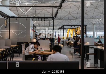 Hongkong, China. Juli 2020. Die Leute sitzen in einem Restaurant am internationalen Flughafen von Hongkong. Die Gesundheitsbehörden haben die höchste tägliche Zählung von Coronavirus-Infektionen in Hongkong verzeichnet, da sie neue Fälle in mehreren öffentlichen Krankenhäusern bekämpfen. Kredit: SOPA Images Limited/Alamy Live Nachrichten Stockfoto