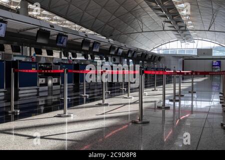 Hongkong, China. Juli 2020. Blick auf einen leeren Check-in-Schalter am internationalen Flughafen Hongkong. Die Gesundheitsbehörden haben die höchste tägliche Zählung von Coronavirus-Infektionen in Hongkong verzeichnet, da sie neue Fälle in mehreren öffentlichen Krankenhäusern bekämpfen. Kredit: SOPA Images Limited/Alamy Live Nachrichten Stockfoto