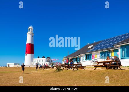 Lobster Pot Restaurant neben Portland Bill Leuchtturm, Dorset, Großbritannien. Menschen, die sich an einem schönen Sommertag im Freien entspannen und im Café speisen. Stockfoto