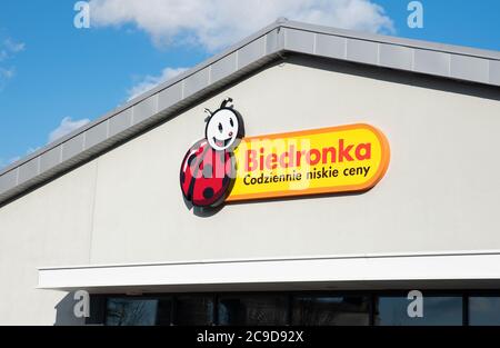 Wroclaw, Polen - Nov 11, 2019: Logo und Zeichen von Biedronka (Marienkäfer) Rabatt Supermarkt. Text: Niedrige Preise jeden Tag. Ab 2018 in Polen die Geschäfte sind Cl Stockfoto