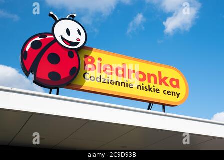 Wroclaw, Polen - Nov 11, 2019: Logo und Zeichen von Biedronka (Marienkäfer) Rabatt Supermarkt. Text: Niedrige Preise jeden Tag. Ab 2018 in Polen die Geschäfte sind Cl Stockfoto