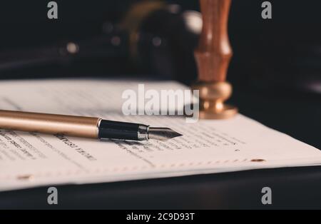 Gesetz, Notar Hintergrund Thema. Füllfederhalter und handgefertigtes Papier auf dem Schreibtisch Stockfoto