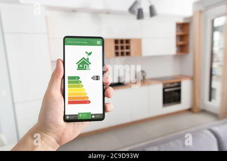 Mobile App für Energieeffizienz auf dem Bildschirm. Ökologie, Öko-Haus-Konzept Stockfoto