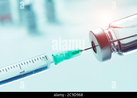 Impfstoffflasche und Spritze. Konzept für Influenza, Grippe, Corona-Virus-Impfstoff Stockfoto