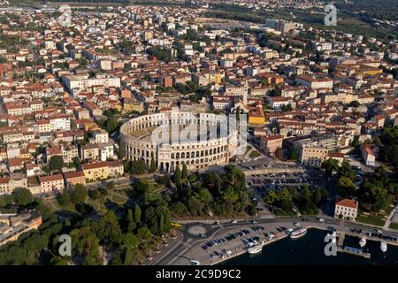 Luftaufnahme, Pula mit römischem Amphitheater, Istrien, Kroatien Stockfoto